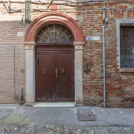 Appartamento Coperta Retreat! Near Estense Castle *